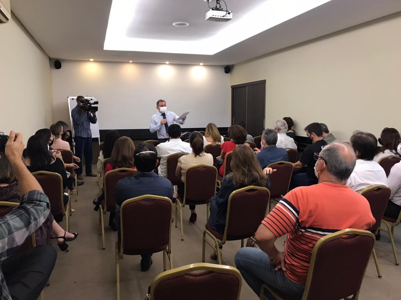 Eventos de nível pequeno em ambientes fechados: pergunta no ar